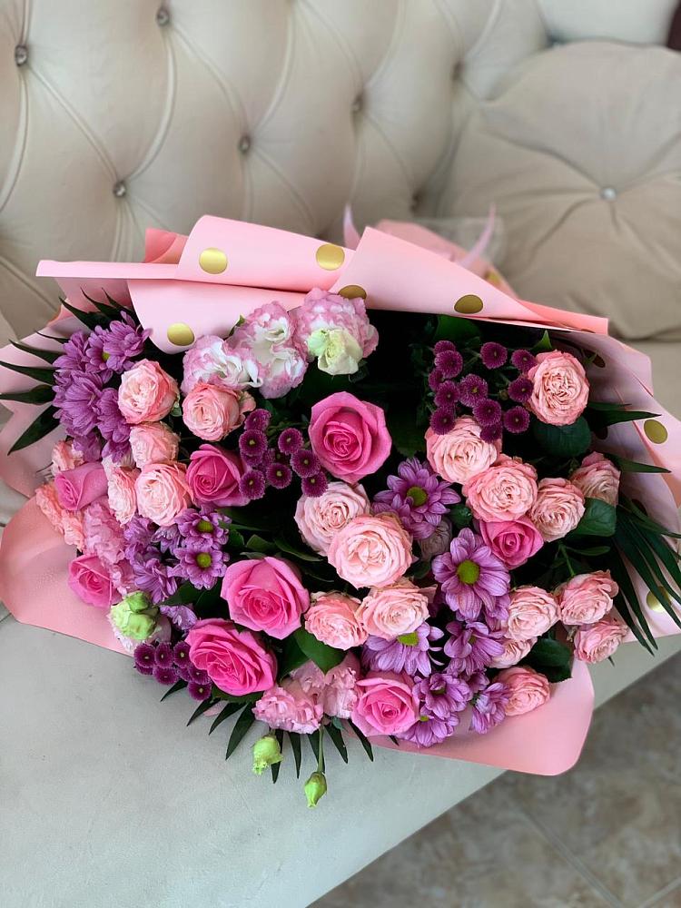 Букет цветов из: Хризантемы, Розы и Лизиантусы в Новочеркасске