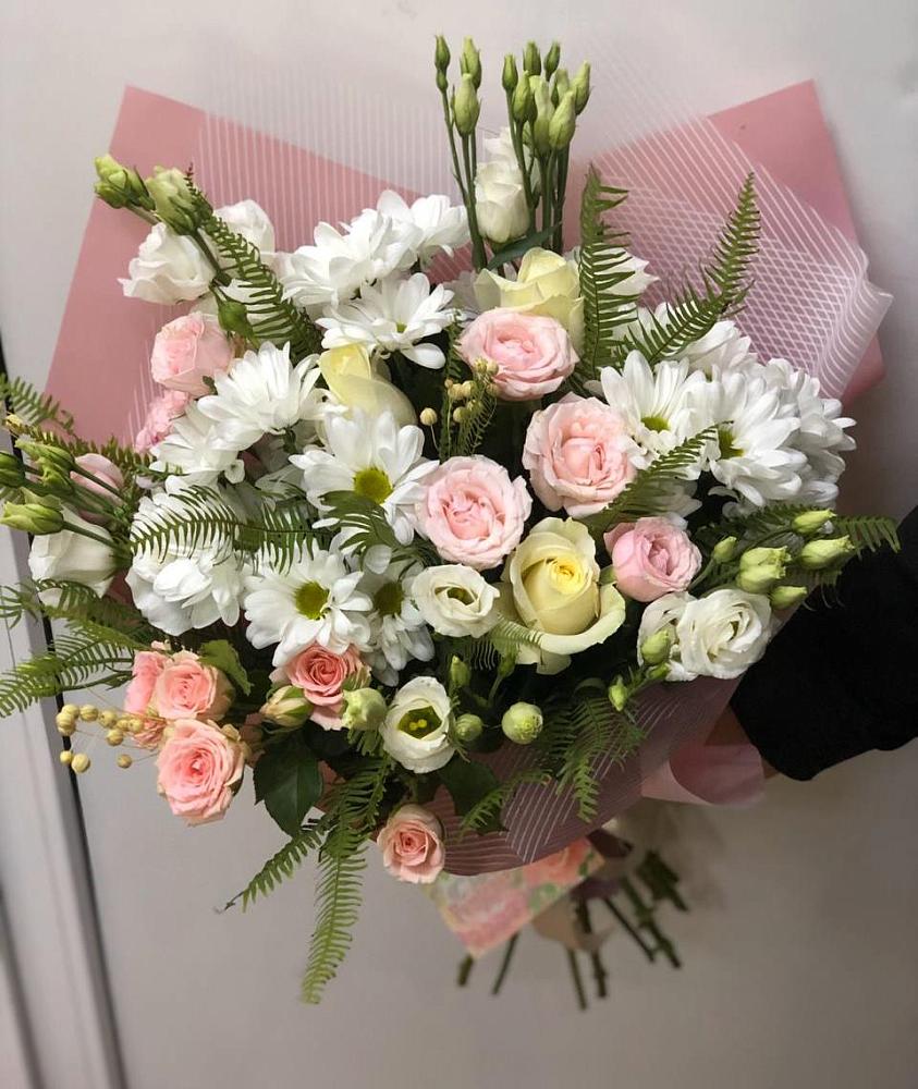 Букет цветов из: Хризантемы, Розы и Лизиантусы в Новочеркасске