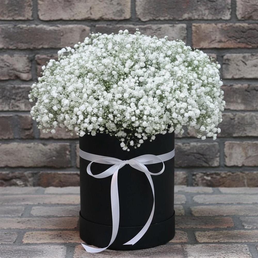 Цветочная композиция из Гипсофила в шляпной коробке в Новочеркасске