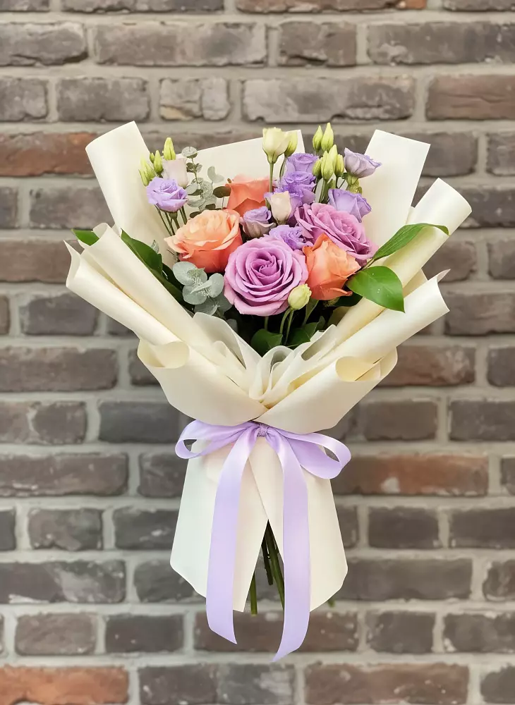 Букет цветов из: Лизиантусы и Розы в Новочеркасске