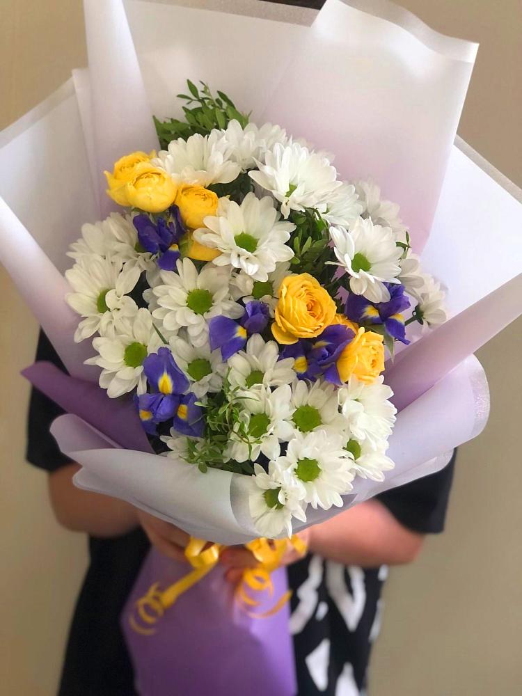 Букет цветов из: Ирисы, Хризантемы и Розы в Новочеркасске