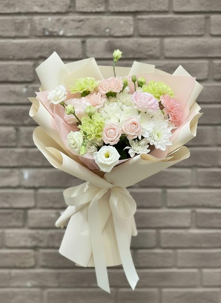 Букет цветов из: Гвоздики, Розы, Лизиантусы и Хризантемы в Новочеркасске