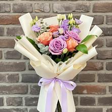 Букет цветов из:  Лизиантусы и Розы в Новочеркасске