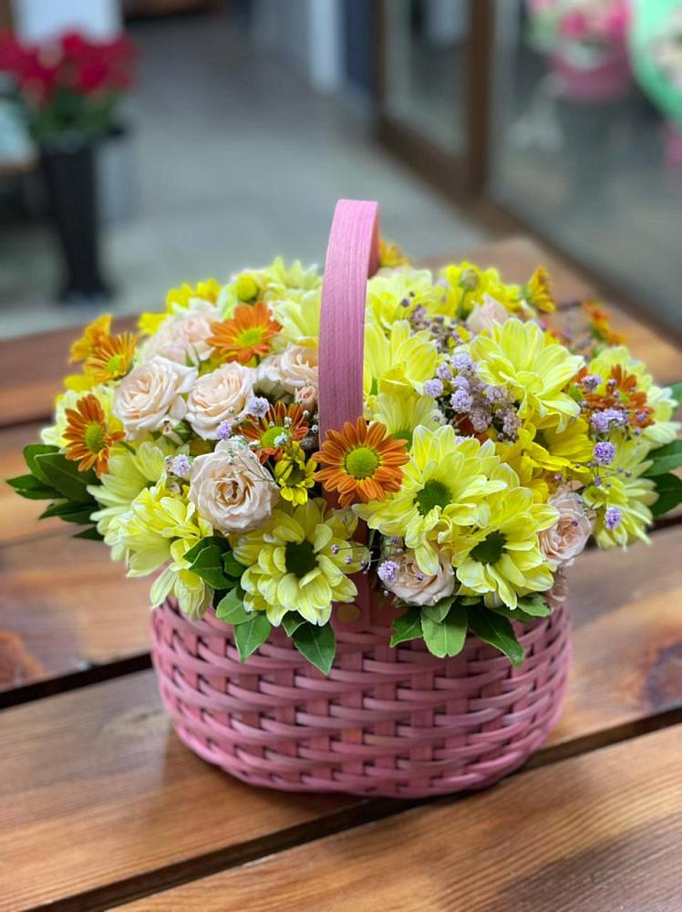 Цветочная композиция из Хризантемы и Розы в корзине в Новочеркасске