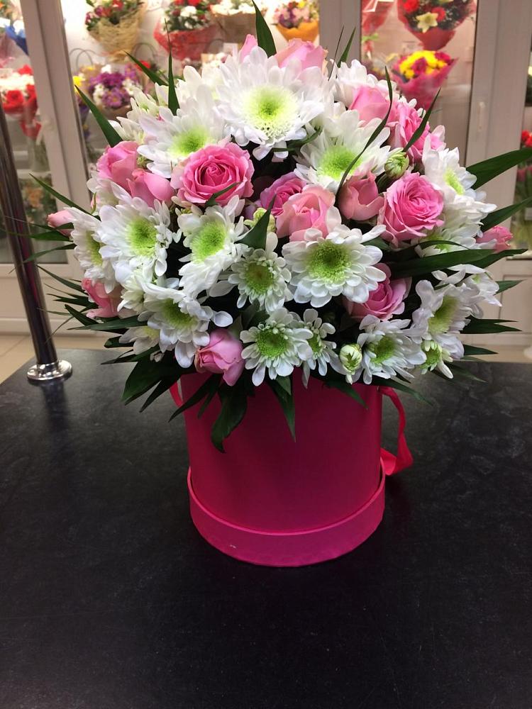 Цветочная композиция из Розы и Хризантемы в шляпной коробке в Новочеркасске