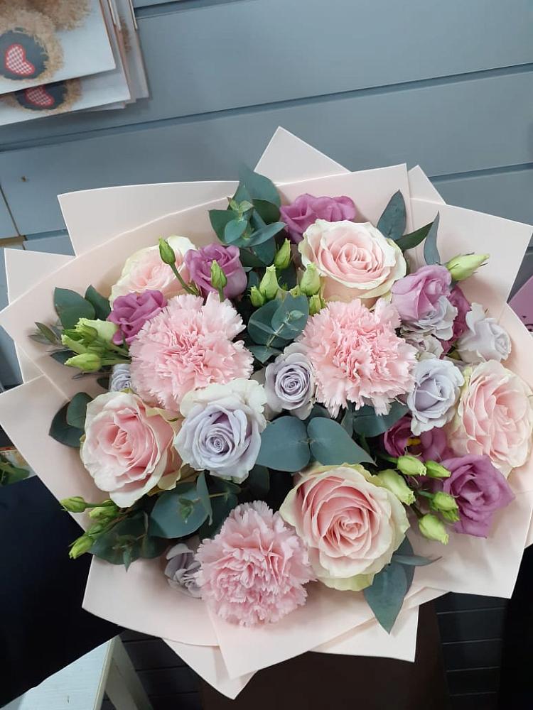 Букет цветов из: Розы, Гвоздики и Лизиантусы в Новочеркасске