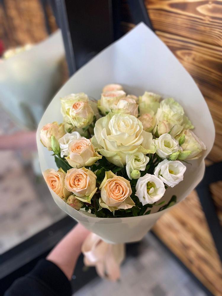 Букет цветов из: Розы и Лизиантусы в Новочеркасске